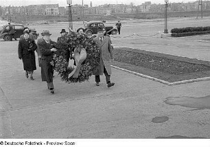 Aufnahmen einer Kranzniederlegung am sowjetischen Ehrendenkmal in Berlin-Tiergarten