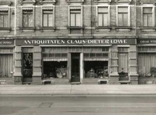 Dresden-Löbtau. Wohn-und Geschäftshaus (Antiquitäten Löwe), Kesselsdorfer Straße 40, 1895. Ladenfront und Fenster (1.OG)