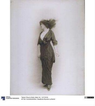 Frau in Kleid