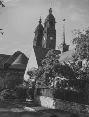 Dresden-Strehlen. Christuskirche, im Vordergrund Gemeindehaus