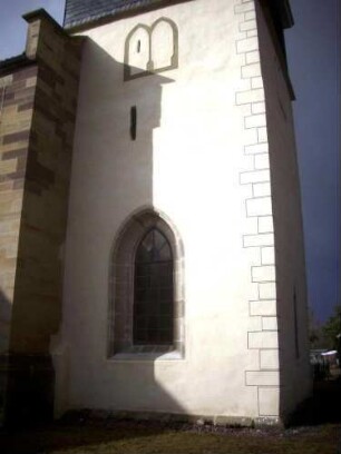 Evangelische Pfarrkirche - Kirchturm von Süden in Übersicht (gotische Gründung als Chorturm mit Turmchor) - im Mittelgeschoß Schießscharte (Schlitzscharte)-Obergeschoß einst Glockenstube