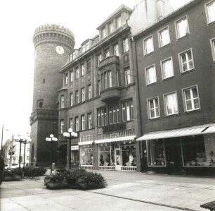 Cottbus, Spremberger Straße 20. Verwaltungs-und Geschäftsgebäude (um 1910). Straßenansicht mit Spremberger Turm, von Nord