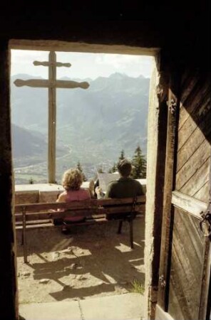 Hafling: Ausblick von der St. Katharinenkapelle mit Kreuz