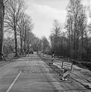 Landesstraße L 82 Richtung Bargfeld: Ausbau: rechts abgesperrte verbreiterte Sandtrasse: hinten links hinter Ampelanlage Lkw und Arbeiter: dahinter links Baubude: rechts und links am Straßenrand Bäume