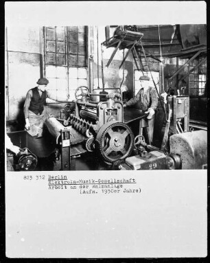 Arbeit an der Walzanlage (Elektrola-Musik-Gesellschaft in Berlin)