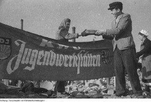Dresden, Striesen, Fetscherplatz. "Volksaktion für Neubauern", beteiligt: Kommunales Wirtschaftsunternehmen (KWU) Jugendwerkstätten. Ziegelbergung für Neubauernhöfe im Kreis Dresden, 27. März 1949