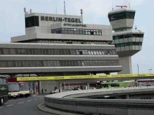 Berlin - Flughafen Tegel : Tower und Abflughalle, aufgenommen 2004 am Flughafen Tegel in Berlin