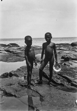 Kinderportrait : Portrait zweier Kinder an einem Strand.
