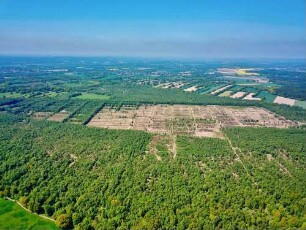 Nienwohld: Luftbild in Richtung Norden: Nienwohlder Moor: mittig Torfabbauflächen