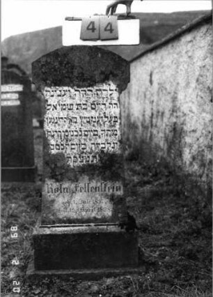 Grabstein 44 (Index: 99798322) Material: Sandstein Zustand: gut Maße HxBxT: 111x35x17 cm Beschreibung: Stele mit überkragendem Segmentbogenabschluß, Sockel Besonderheit: Kindergrab: Grabstein 44