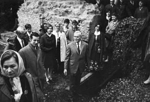 Badenweiler: Gruppe an der römischen Quelle