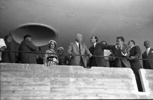 Berlin: Interbau; Bundespräsident Prof. Heuss besichtigt Kongresshalle; auf der Gallerie