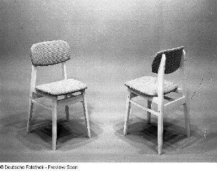 Stuhl mit gepolsterter Sitzfläche und Rückenlehne : Zwei Stühle (1984; VEB Möbelkombinat Dessau)