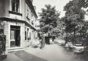 Wohnhaus mit Restaurant "Weltschänke". Gästegarten