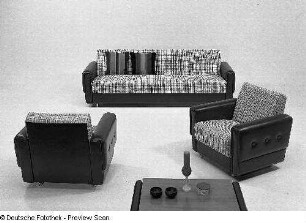 Sitzgruppe (Modell 3559) : Sitzgruppe (1973; Polstermöbel Cottbus). Ansicht mit Couchtisch