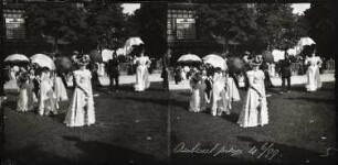 Paris. Pferderennbahn ("Hippodrome") von Auteuil. Mlle Louise Mayer inmitten von Besuchern des Rennens