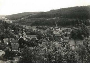 Thüringen. Wallendorf bei Neuhaus am Rennsteig. Blick auf den Ort