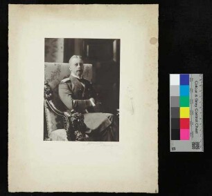 Fotografie von Prinz Heinrich von Preußen, sitzend auf einem Sessel