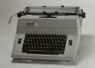 Typenhebelschreibmaschine "robotron 24". Vorderanschlag (sofort sichtbare Schrift), Universaltastatur, Farbband. Schrägansicht von vorn