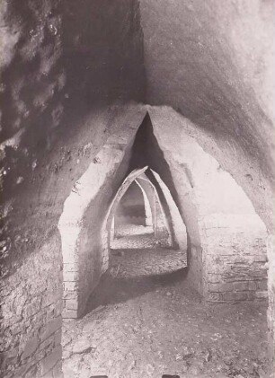 Glauchau (Sa.). Unterirdische Gänge unter Schloß Hinterglauchau z.T. im anstehen. Gestein.