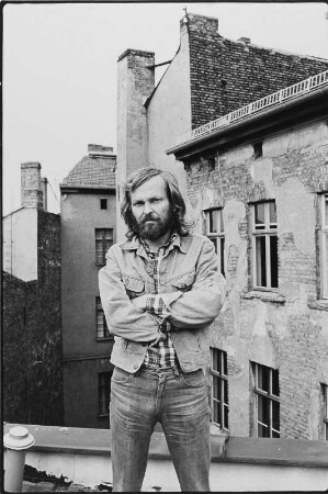 Der Schriftsteller Klaus Schlesinger (1937-2001) auf dem Dach seines Wohnhauses