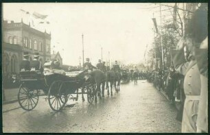 Königin Viktoria von Schweden und Großherzogin Adelheid von Luxemburg in offener Kutsche, Rückansicht.