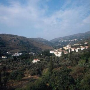 Andros, 380 km2. Ausblick von Steniés in das grüne Bachtal, das sich von der Apíkia zur Ostküste hinabzieht