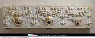 Brunnenrelief mit Puttenköpfen und Girlanden