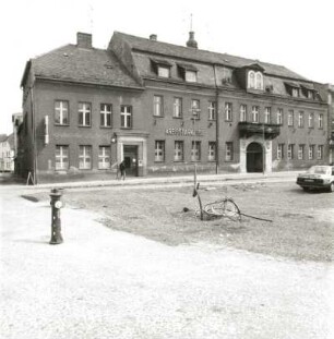 Spremberg, Lange Straße 15/16. Kreissparkasse (ehemaliges Kavalierhaus; 1706, 1843/20. Jh.)