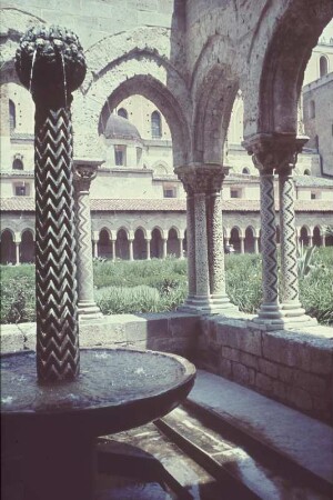 Reisefotos Italien. Sizilien. Monreale. Dom Santa Maria la Nuova. Kreuzgang (1174/1189). Ansicht aus dem Brunnenhaus