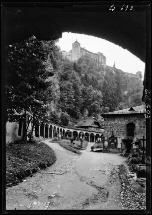 Österreich, Salzburg. Friedhof von St. Peter gegen Hohensalzburg
