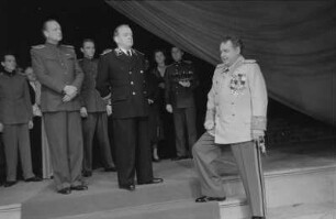 Szenenbilder aus dem Drama "Der große Verrat" von Ernst Fischer (in der 2. Besetzung) am Deutschen Theater Berlin : Szene mit Willy A. Kleinau als Pablo Malabranca (rechts)