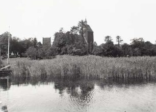 Bad Zwischenahn, Torturm : Bad Zwischenahn. Torturm und evangelische Kirche. Ansicht von Nordosten über das Zwischenahner Meer