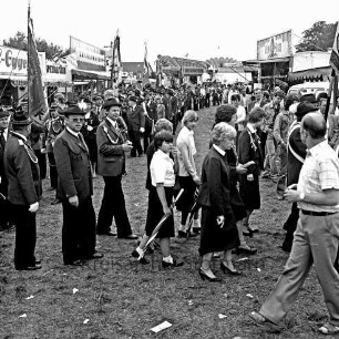 Volks- und Schützenfest: Fest- und Schützenplatz, Jersbeker Straße: Festumzug beim Einmarsch: Schützenvereine mit Fahnen: Zuschauer: beiderseits Jahrmarktstände, hinten Karussell, 2. August 1981