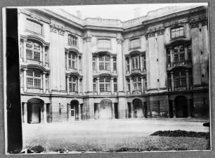 Ansbach im Schloßhof : Ansbach, im Hof des Residenzschlosses