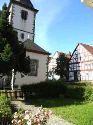 Turm von Norden über Kirchhof