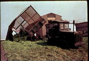 Entladen eines Anhängers im übererdig angelegtem Betondurchfahrsilo durch Abkippen