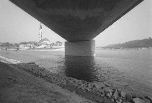 Vilshofen: unter Brücke mit Pfeiler der Autobahnbrücke [Regensburger Straße] auf die Stadt