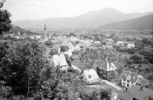 Gunsbach: Aussicht auf Gunsbach vom Albert-Schweitzer-Denkmal mit Schweitzer-Haus