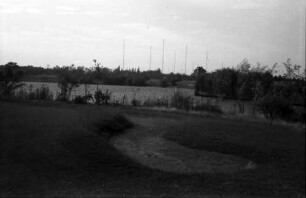 Bukarest: Golfclub, Blick auf Golfplatz, Green, Hintergrund See Herasträu