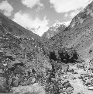 Pamir (Tadschikistan). Kleines Tanymas-Tal. Blick über Moränen gegen unbenannte Sechstausender