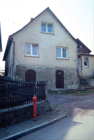 Wohnhaus mit 2 Kellertüren