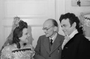 Szenenbilder aus der Oper "Der Barbier von Sevillia" an der Deutschen Oper in Berlin : Dirigent Arthur Martin Rother (Mitte) im Gespräch mit zwei seiner Opernsänger