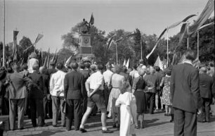 Dresden-Neustadt, Platz der Einheit (Albertplatz). Kranzniederlegung zum Jahrestag der Befreiung vom Hitlerfaschismus am Denkmal der Roten Armee (1945; Otto Rost)