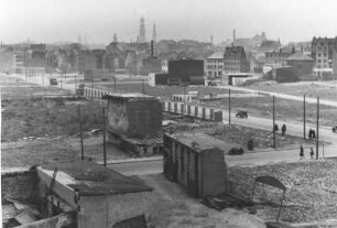Hamburg-Altona. Nachkrieg. Ansicht der während der Bombardierung Hamburgs 1943 zerstörten Königstrasse. Die Trümmer sind z.T. beräumt. Jetzt werden riesige Freiflächen sichtbar