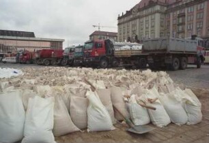 Dresden-Altstadt, Altmarkt. Ansicht mit gefüllten Sandsäcken und Einsatzfahrzeugen