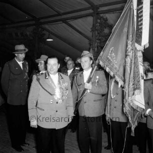 Schützenfest: Veranstalter Schützenverein Reinfeld und Umgebung von 1954 e.V.: Festplatz in der Ahrensböker Straße: im Festzelt: Königsproklamation: Schützenkönig Vorsitzender Eugen Richter: daneben Fahnenträger: dahinter Schützenbrüder, 2. September 1961