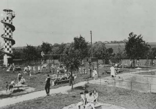 Dresden-Mockritz. Luft- und Schwimmbad. Ansicht mit Rutschturm, Spielplatz und Nichtschwimmerbecken