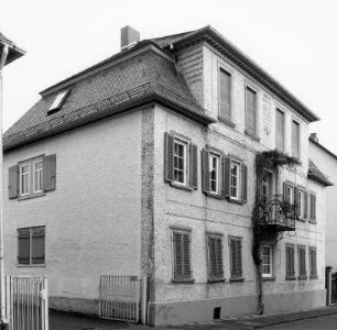 Wohnhaus und Nebengebäude; Bad Homburg, Dorotheenstraße 12
