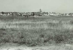 Wolgast, Gesamtansicht über die Peene mit Eisenbahntrajekt